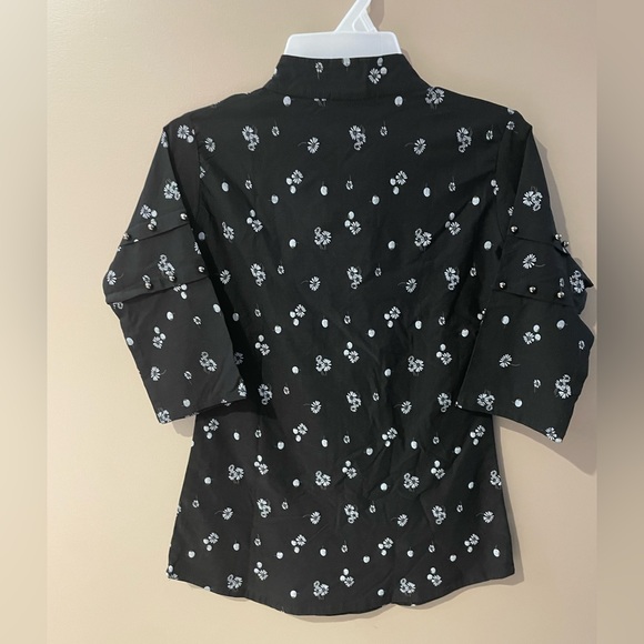Basic size small blouse. Black with flower detail - Picture 2 of 5